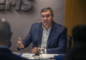 Pesquisa aponta reeleição virtual de Riedel ao governo de Mato Grosso do Sul.