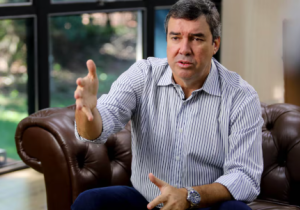 Eduardo Riedel articula megacoliga&ccedil;&atilde;o para dominar tempo de TV e r&aacute;dio